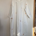 刺繍コットンの肩落ち後ろタックワンピースマスク付き