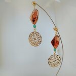 ブラウンマーブルと透かしパーツのピアス／イヤリング［金属アレルギー対応］