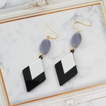 白と黒のひし形大ぶりピアス