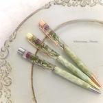 【一点もの:金具ゴールド】魅惑の極小ミニバラの一輪挿しハーバリウムボールペン （替芯黒1本付き）