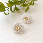 タティングレース ふさふさお花のミニピアス／イヤリング（エクリュ）