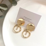 ツイストリングとジルコニアチャームのゴールドピアス（イヤリング）