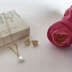 仕事の日☆純な花セット・ホワイト【ネックレス＋ピアス】