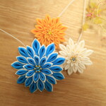 【受注】つまみ細工のお花髪飾り-アクアブルー白&山吹色&クリーム色（正絹白）-　成人式　卒業式　袴　振袖　青　水色　浴衣