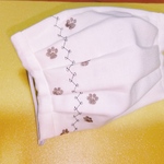 フェミニンな刺繍マスク