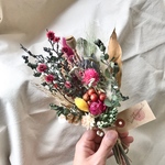 ユーカリとピンクの花のスワッグ