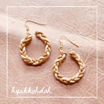 ラタンの三つ編みピアス ホワイト×ブラウン - 籐編みアクセサリー（イヤリング・ノンホールピアス変更可）