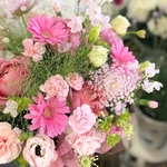 季節の花をあの人に♫ フラワーバスケットアレンジ