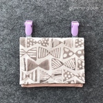 リボン柄　木版プリントの移動ポケット　女子