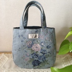 花柄のトートバッグ