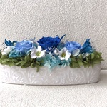 ブルーの横長アレンジ♪青水色プリザーブドフラワーブリザードフラワー 結婚式誕生日プリザ薔薇プレゼント誕生日バラ ギフト花器サプライズ結婚祝い退職祝い 新築祝い    