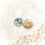 ライトブルー×ベージュ　シェルとパール　しずく型　ニュアンスネイル風　小ぶりピアス　イヤリング　プラ板アクセサリー　夏アクセサリー