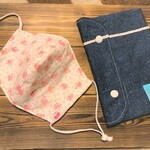 布製立体マスク（女性用）＆マスク収納ケースのペアセット　薔薇柄・淡いピンク・デニム調