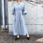 パフスリーブスリットネックくすみブルーのワンピース
