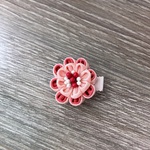 ピンクの花のベビークリップ　《つまみ細工》お花 ヘアアクセサリー 髪飾り 七五三 お宮参り お食い初め 初節句 ひな祭り 浴衣 花火