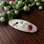 蜂といちごの刺繍　右髪用ヘアピン みるく