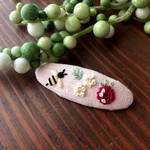 蜂といちごの刺繍　右髪用ヘアピン さくら