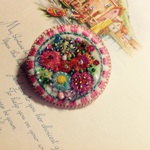 羊毛と刺繍のフェルトブローチ