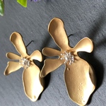 変形お花のゴールドピアス
