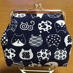 ねこ柄ゴールドがま口ポーチ