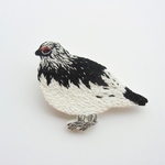 冬に備え始める雷鳥　刺繍ブローチ
