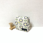 サニタリーポーチ（刺繍風タッチの黒い花）