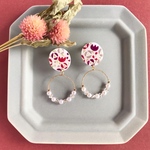 ラウンドチャームのピアス【赤紫のお花】