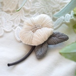 ▷新作◁ ふっくらクリスマスローズの刺繍ブローチ　［オフホワイト］