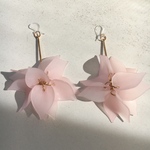 お花　花びら　ピアス　ピンク　桜色　金属アレルギー