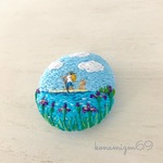 川下りをする少年と犬の手刺繍ヘアゴム 【ブローチ変更可】