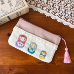 《mikirose様専用》小さなマトリョーシカ3姉妹　手刺繍のフラットポーチ　タッセル付き