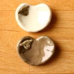 ふっくらハートのひつじ箸置き２匹（白×茶）