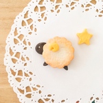 シンプルなひつじのクッキーブローチ