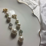モダンなイヤリング（or ピアス）White
