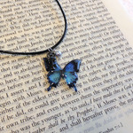 蝶のネックレス〔革紐チョーカー〕＊ブラックハートキー