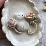 陶器　白猫と薔薇の小さな壁飾り　