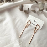 ゴールド × チェーンスティック ピアス