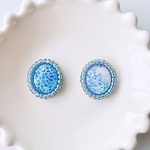 ビーズ刺繍のオーバルイヤリング/紫陽花