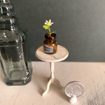 ミニチュアのデージーとガラスの花瓶