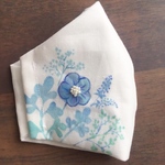 花の絵とビーズ刺繍のマスク