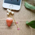 【メルマガ掲載作品】　大人の苺の充電口アクセサリーiPhone用   ピンクのお花