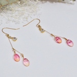 揺れる桜色のピアス