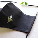 選べる刺繍の小顔立体マスク　刺繍 (写真はヒトリシズカ) 大人女性向け　マットブラック
