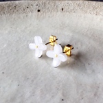 紫陽花のピアス 白 お呼ばれにも！