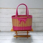 クランベリー＆クラフトツートンカラーのダブルリボンのクラフトかごバッグ（ＭL）