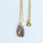 トリコロールカラーの花びらネックレス