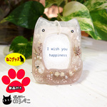 静かに花を見つめる猫ちゃんのミニフォトスタンド　bc817-115