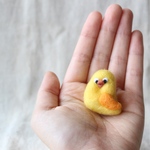 黄色インコさんブローチ