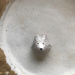 陶土を感じる立体オオカミブローチ