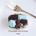 チョコミントアイスとクマのピルケース